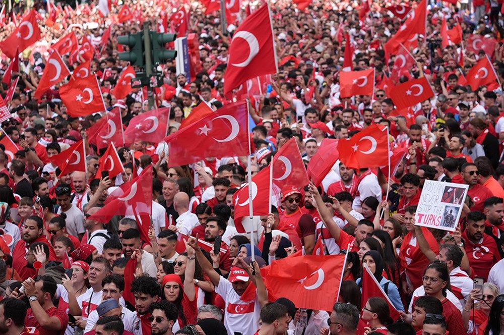 A Milli Futbol Takımı'na büyük destek: Tarihi maç öncesi Berlin'de, Borkurt'lu-Mehter'li görülmemiş coşku! 3