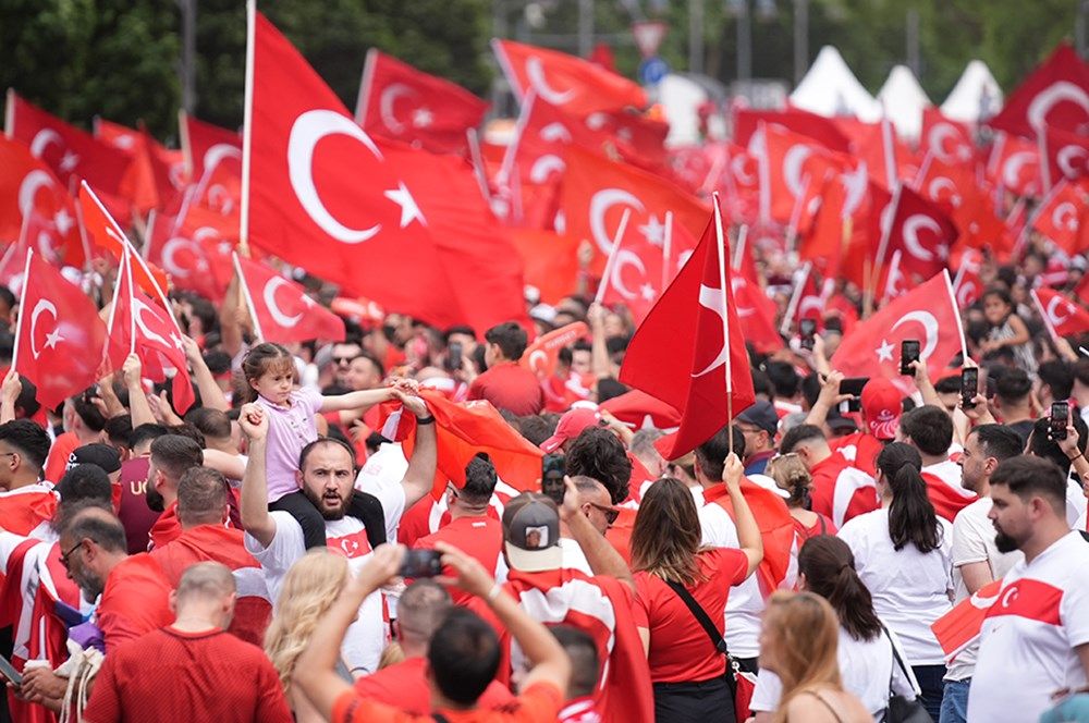 A Milli Futbol Takımı'na büyük destek: Tarihi maç öncesi Berlin'de, Borkurt'lu-Mehter'li görülmemiş coşku! 20