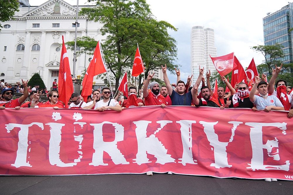 A Milli Futbol Takımı'na büyük destek: Tarihi maç öncesi Berlin'de, Borkurt'lu-Mehter'li görülmemiş coşku! 21