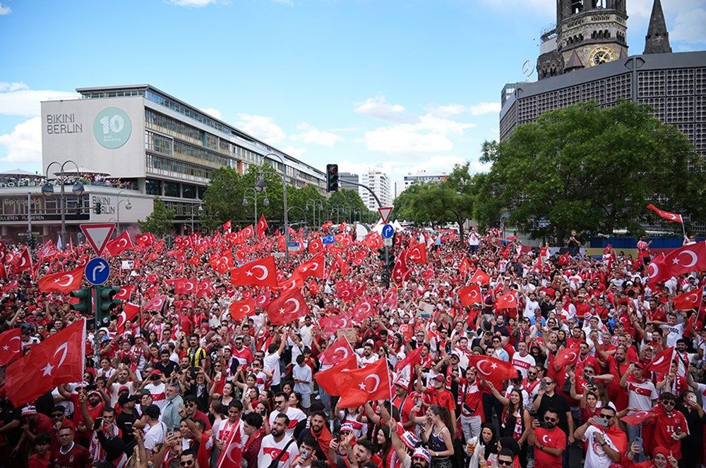A Milli Futbol Takımı'na büyük destek: Tarihi maç öncesi Berlin'de, Borkurt'lu-Mehter'li görülmemiş coşku! 5