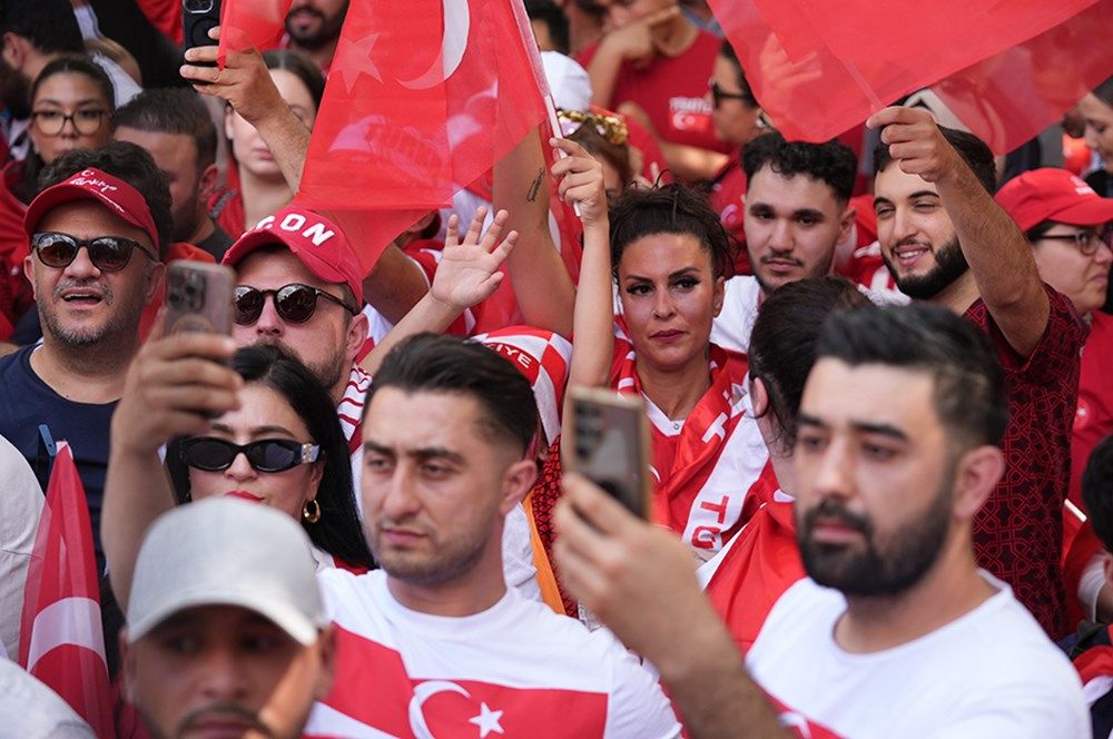 A Milli Futbol Takımı'na büyük destek: Tarihi maç öncesi Berlin'de, Borkurt'lu-Mehter'li görülmemiş coşku! 7