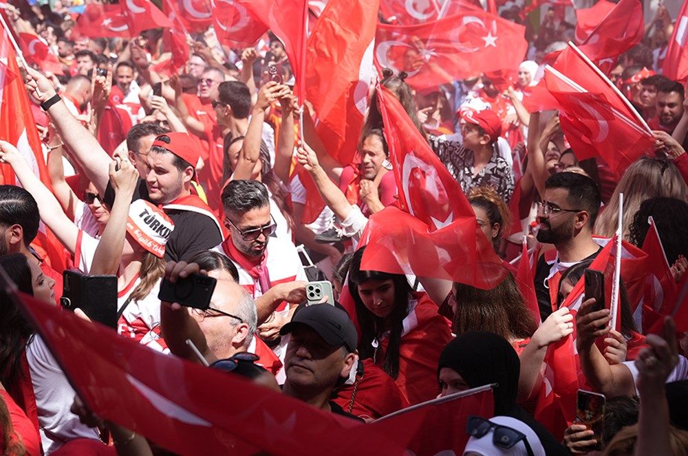 A Milli Futbol Takımı'na büyük destek: Tarihi maç öncesi Berlin'de, Borkurt'lu-Mehter'li görülmemiş coşku! 8