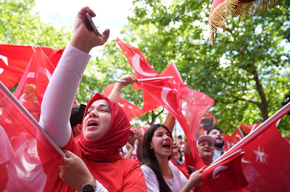 A Milli Futbol Takımı'na büyük destek: Tarihi maç öncesi Berlin'de, Borkurt'lu-Mehter'li görülmemiş coşku! 9