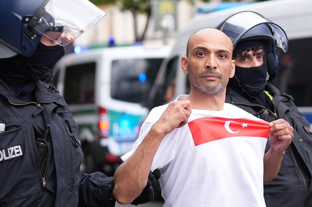 Alman polisinden Berlin'de, Türk taraftarlara çirkin müdahale: Yaş ve cinsiyet gözetmediler! 4