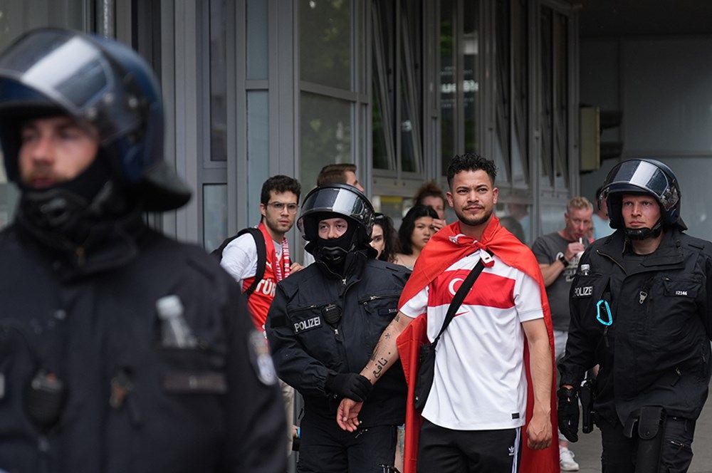 Alman polisinden Berlin'de, Türk taraftarlara çirkin müdahale: Yaş ve cinsiyet gözetmediler! 6