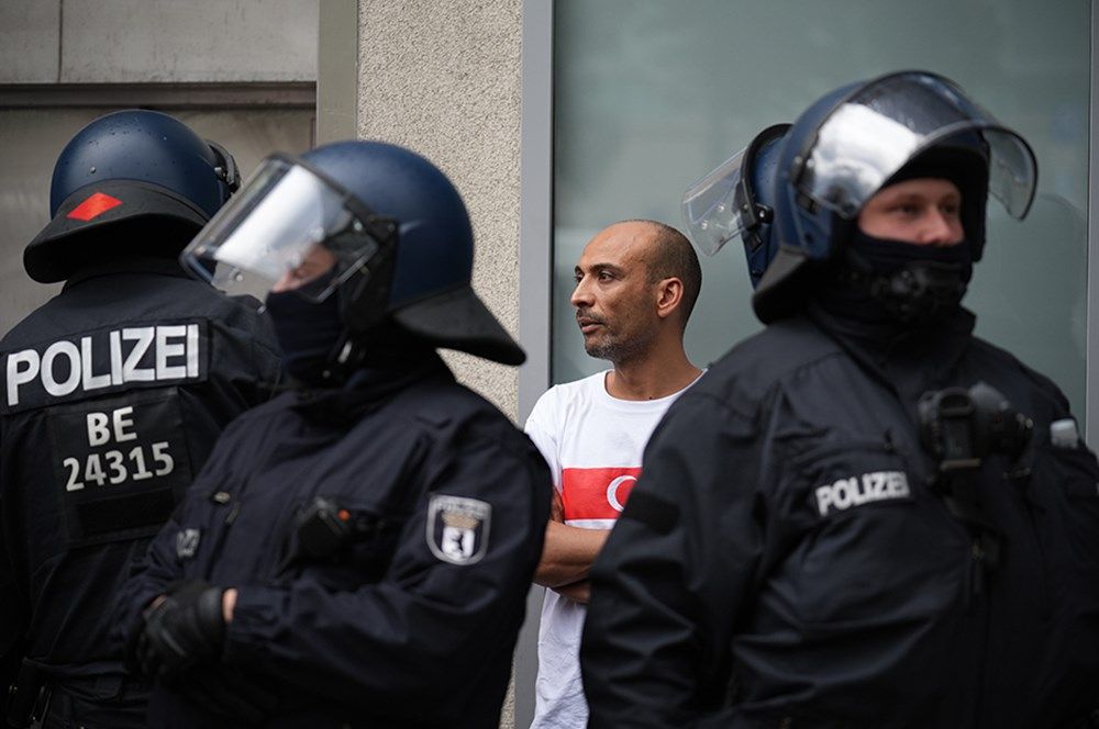 Alman polisinden Berlin'de, Türk taraftarlara çirkin müdahale: Yaş ve cinsiyet gözetmediler! 8