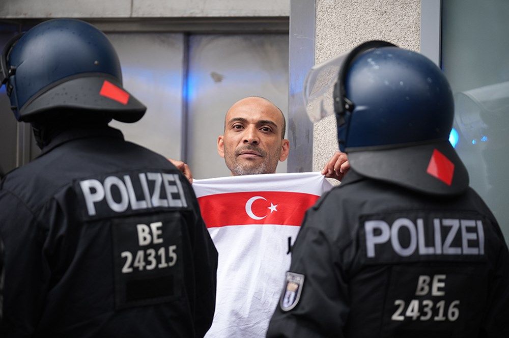 Alman polisinden Berlin'de, Türk taraftarlara çirkin müdahale: Yaş ve cinsiyet gözetmediler! 9