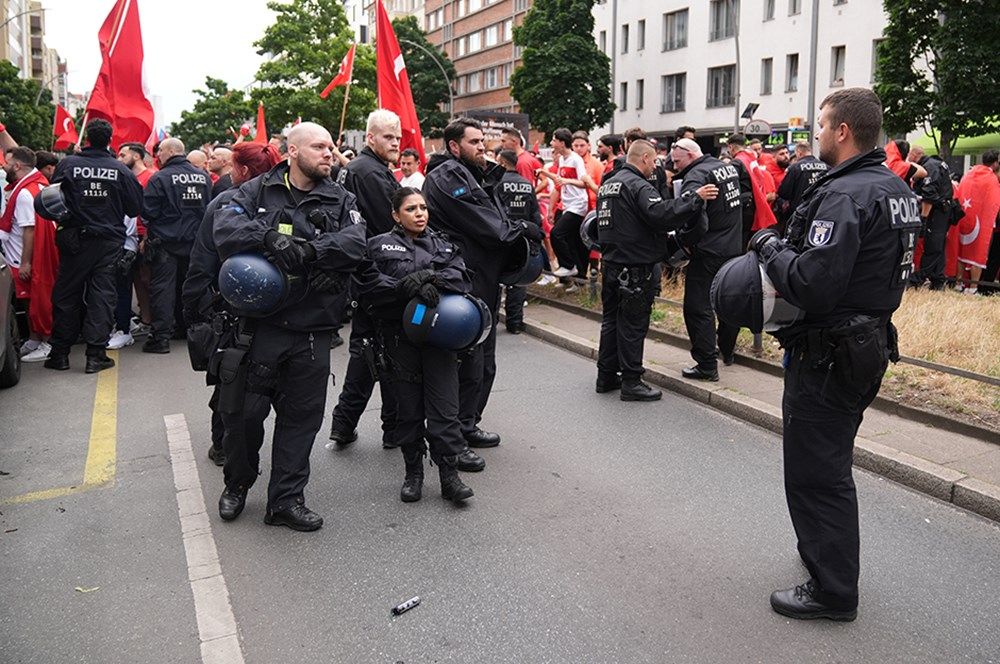 Alman polisinden Berlin'de, Türk taraftarlara çirkin müdahale: Yaş ve cinsiyet gözetmediler! 2