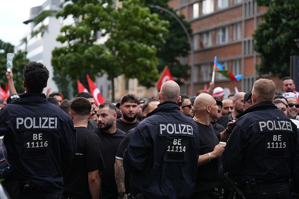 Alman polisinden Berlin'de, Türk taraftarlara çirkin müdahale: Yaş ve cinsiyet gözetmediler! 3