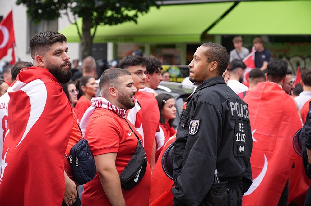 Alman polisinden Berlin'de, Türk taraftarlara çirkin müdahale: Yaş ve cinsiyet gözetmediler! 10
