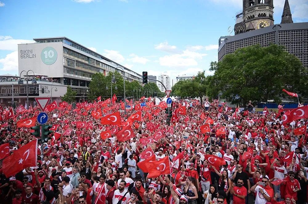Alman polisinden Berlin'de, Türk taraftarlara çirkin müdahale: Yaş ve cinsiyet gözetmediler! 1