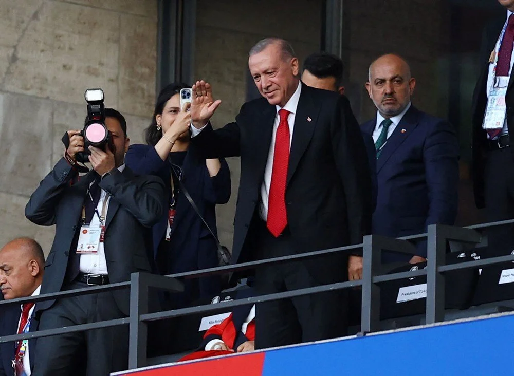 Cumhurbaşkanı Recep Tayyip Erdoğan, Hollanda - Türkiye maçını tribünden izledi! 3