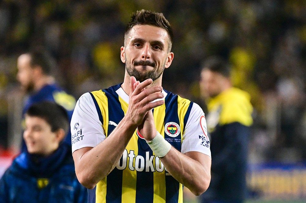 Fenerbahçe'de kalacak-gidecek listesi belli oldu: Jose Mourinho'dan 9 isim için "satmayın", 6 isim için "satın" raporu! 11