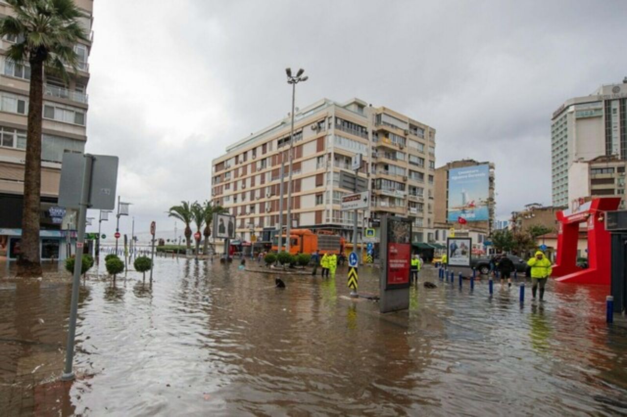 Deprem uzmanından İzmir için korkutan uyarı! Olası depremde deniz İzmir'in içine girecek 8