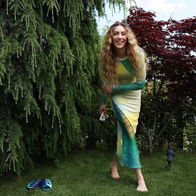 Minicik elbisesiyle ağaca tırmandı! Sinem Kobal'dan yepyeni pozlar 5