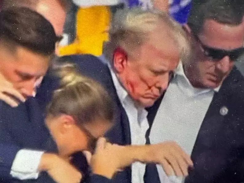 Donald Trump suikast girişiminden sonra ilk kez halkın karşısında! Adeta etten duvar örüldü... 3