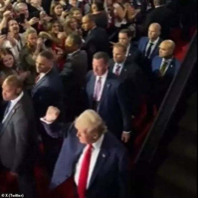 Donald Trump suikast girişiminden sonra ilk kez halkın karşısında! Adeta etten duvar örüldü... 2
