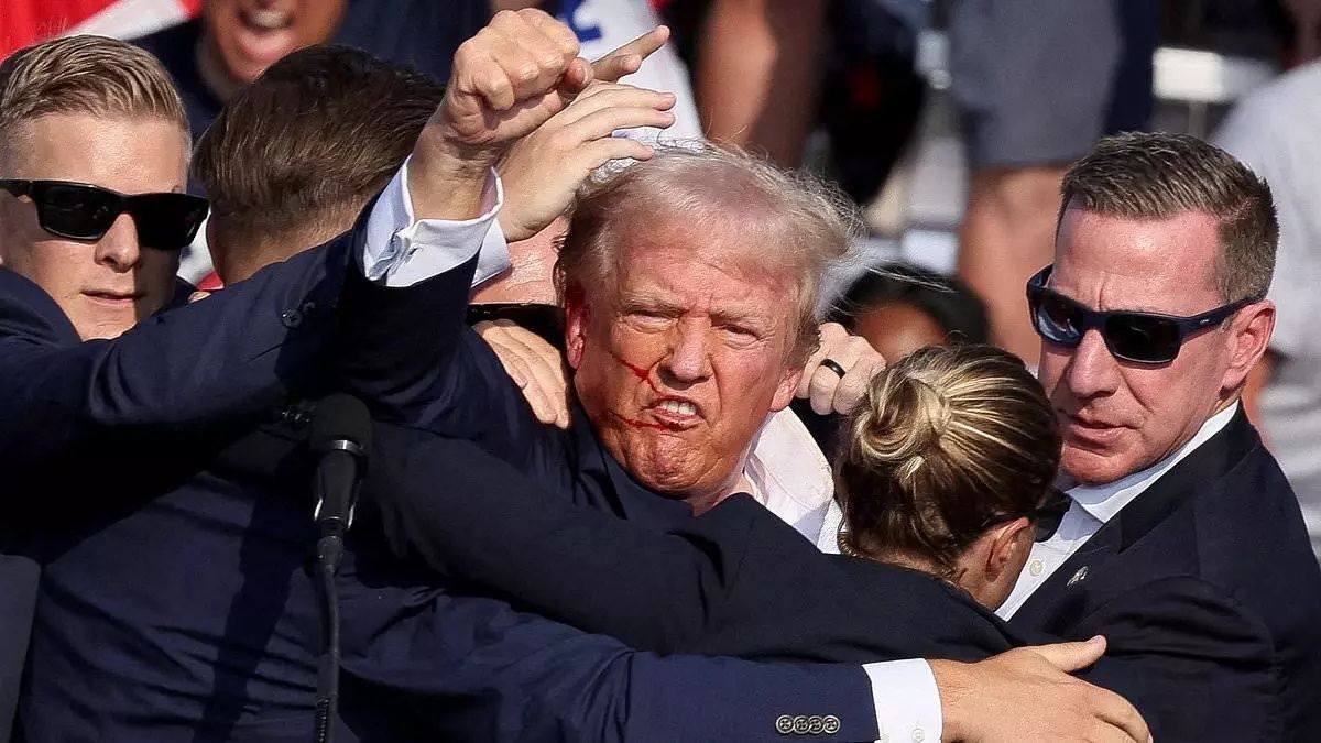 Donald Trump suikast girişiminden sonra ilk kez halkın karşısında! Adeta etten duvar örüldü... 4