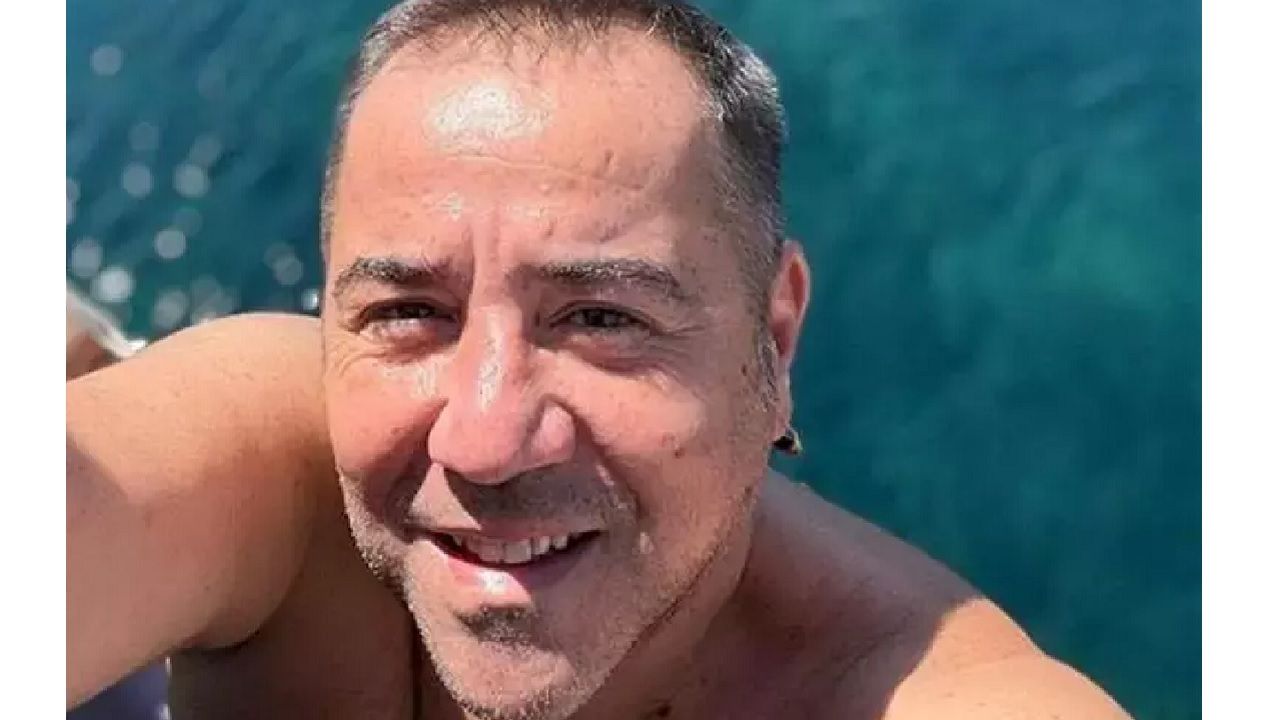 Ata Demirer "Sevdalısı" ile Bodrum'da! Kız arkadaşı ile ile serin suların tadını çıkardı! 4