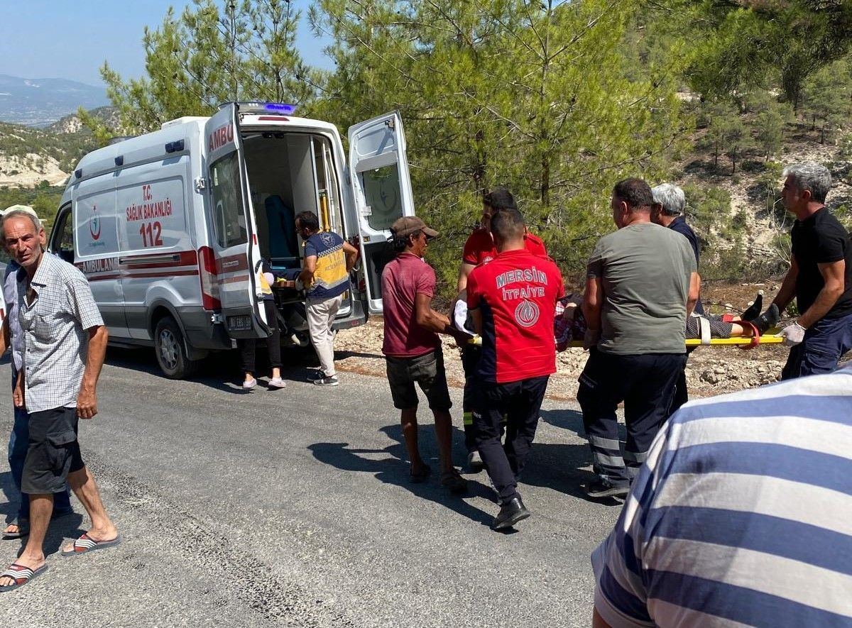 Mersin'de korkunç kaza: Tarım işçilerini taşıyan minibüs devrildi 1