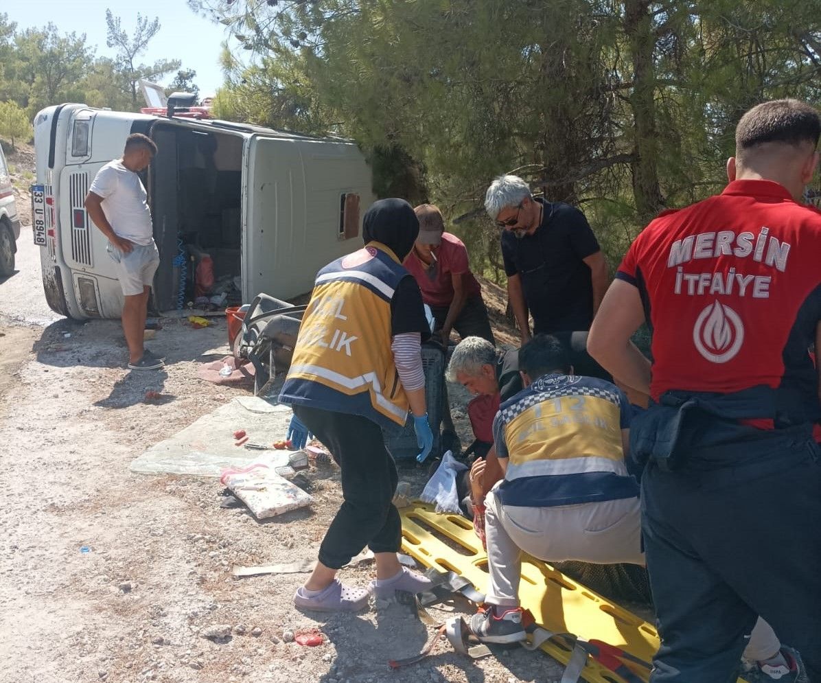 Mersin'de korkunç kaza: Tarım işçilerini taşıyan minibüs devrildi 4