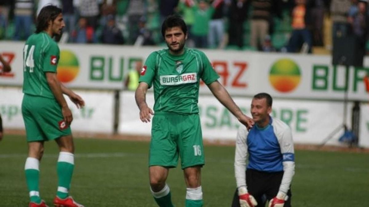 Dünya futbol tarihine geçen transfer skandalı Türkiye’de yaşandı! Kulüp yetkilileri sahte para dolu çantayı verip, sözleşmeyi alıp kaçtı! Bu kadarına da pes… 4