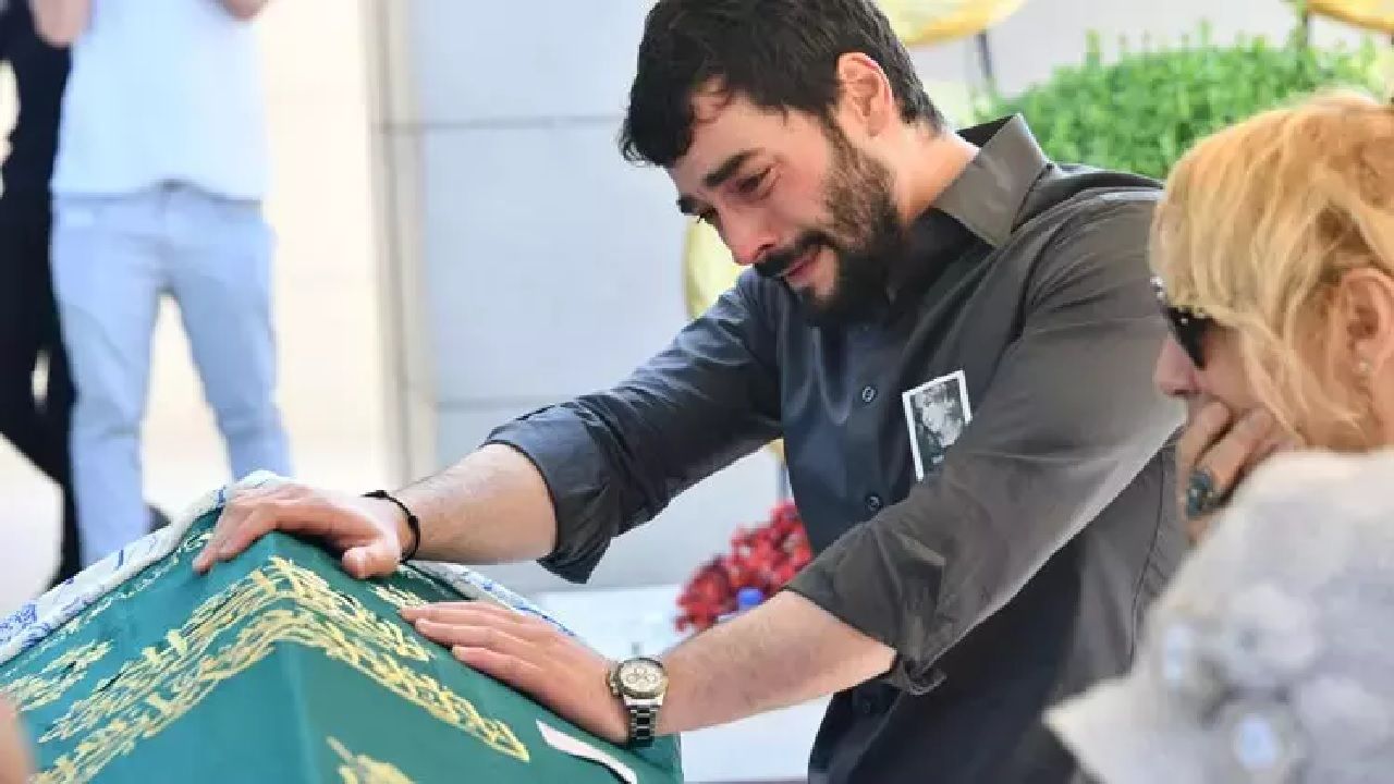 Göz yaşları dinmek bilmedi! Akın Akınözü kendisi gibi oyuncu olan annesi Özlem Akınözü'ne veda etti! Oyuncu arkadaşları teselli etmeye çalıştı... 1