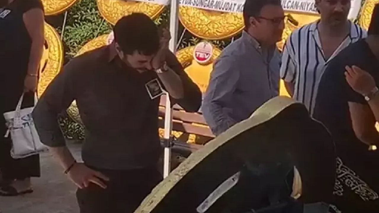 Göz yaşları dinmek bilmedi! Akın Akınözü kendisi gibi oyuncu olan annesi Özlem Akınözü'ne veda etti! Oyuncu arkadaşları teselli etmeye çalıştı... 2