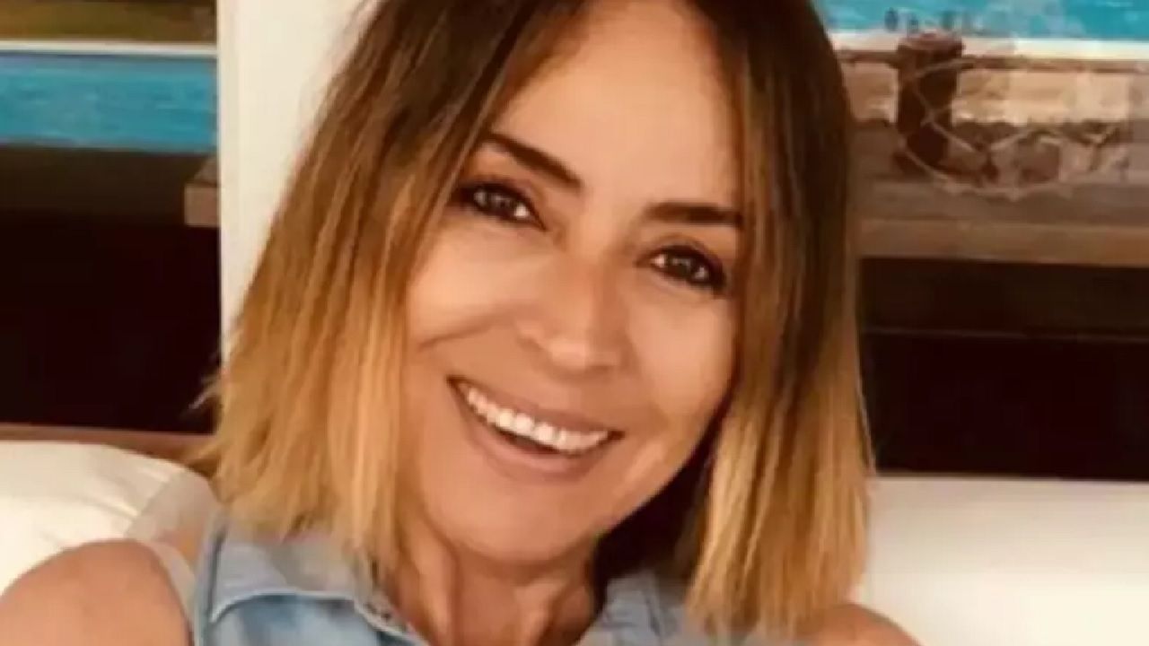 Göz yaşları dinmek bilmedi! Akın Akınözü kendisi gibi oyuncu olan annesi Özlem Akınözü'ne veda etti! Oyuncu arkadaşları teselli etmeye çalıştı... 5