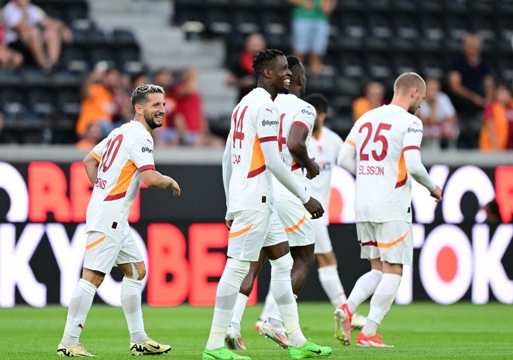 Galatasaray'da dev transfer zirvesi gerçekleşti! Okan Buruk toplantıda isteklerini bildirdi: İşte alınan kararlar 1