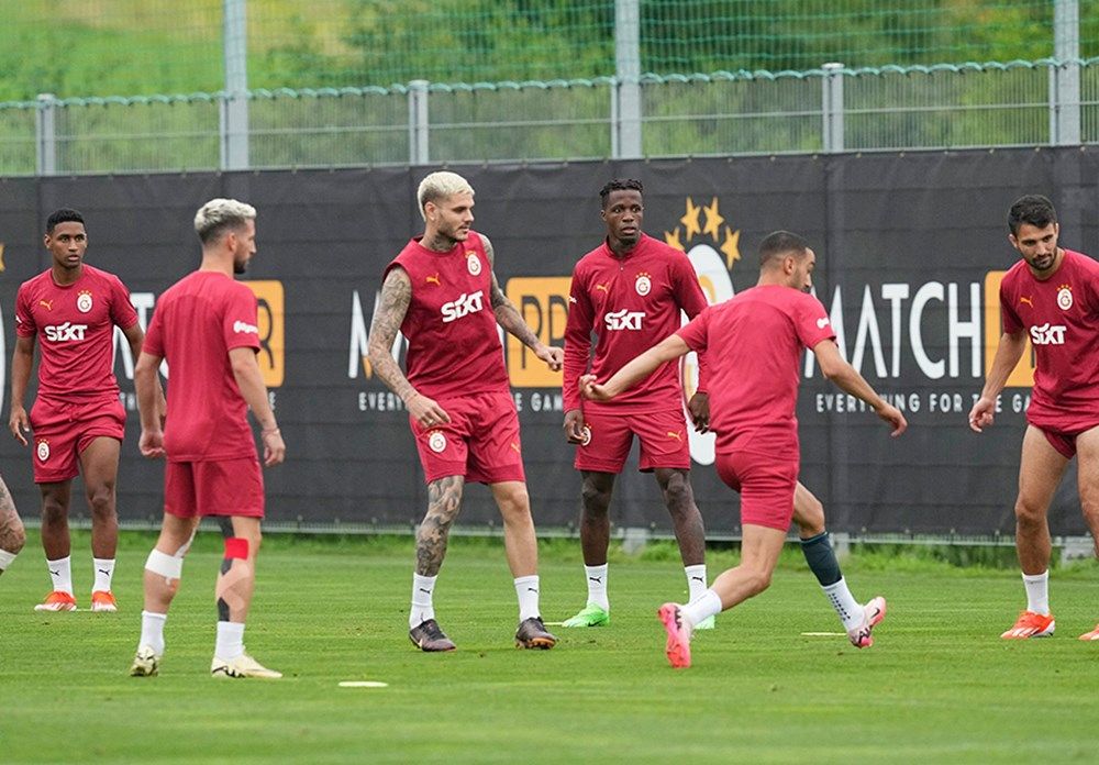 Galatasaray'da dev transfer zirvesi gerçekleşti! Okan Buruk toplantıda isteklerini bildirdi: İşte alınan kararlar 3