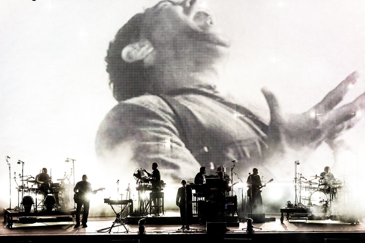 İngiliz müzik grubu Massive Attack, İstanbul'da konser verdi! Sahneye Filistin kefiyesi takarak çıktı 2