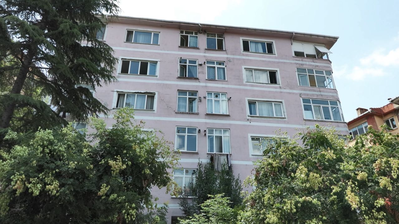Bahçelievler'de yüzlerce kişinin oturduğu sitede binaların cephesinde çatlak, zemininde boşluk oluştu 1