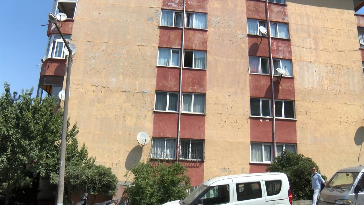 Bahçelievler'de yüzlerce kişinin oturduğu sitede binaların cephesinde çatlak, zemininde boşluk oluştu 2