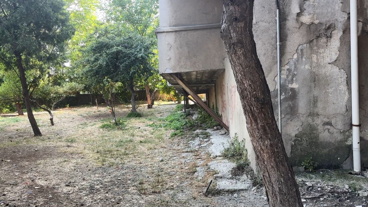 Bahçelievler'de yüzlerce kişinin oturduğu sitede binaların cephesinde çatlak, zemininde boşluk oluştu 4
