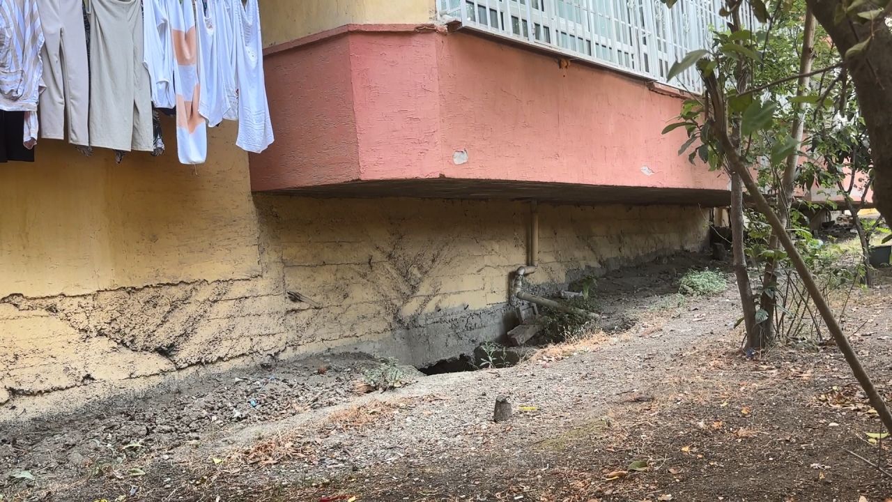 Bahçelievler'de yüzlerce kişinin oturduğu sitede binaların cephesinde çatlak, zemininde boşluk oluştu 5