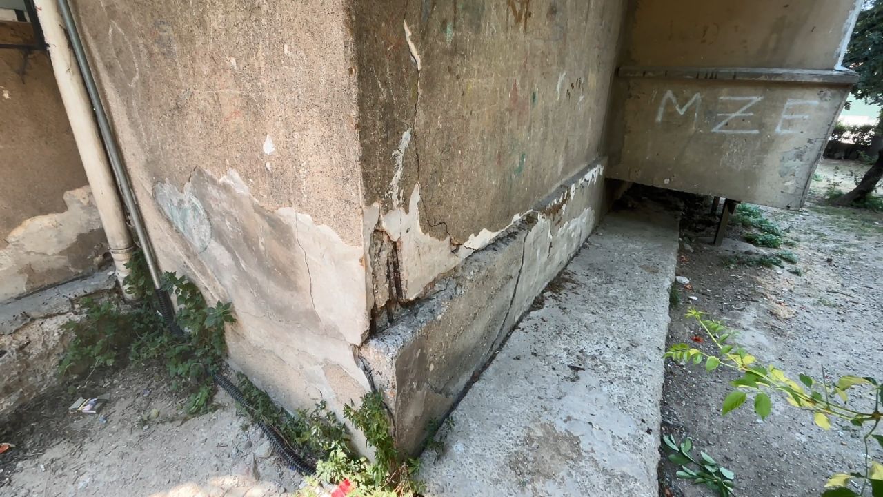 Bahçelievler'de yüzlerce kişinin oturduğu sitede binaların cephesinde çatlak, zemininde boşluk oluştu 6