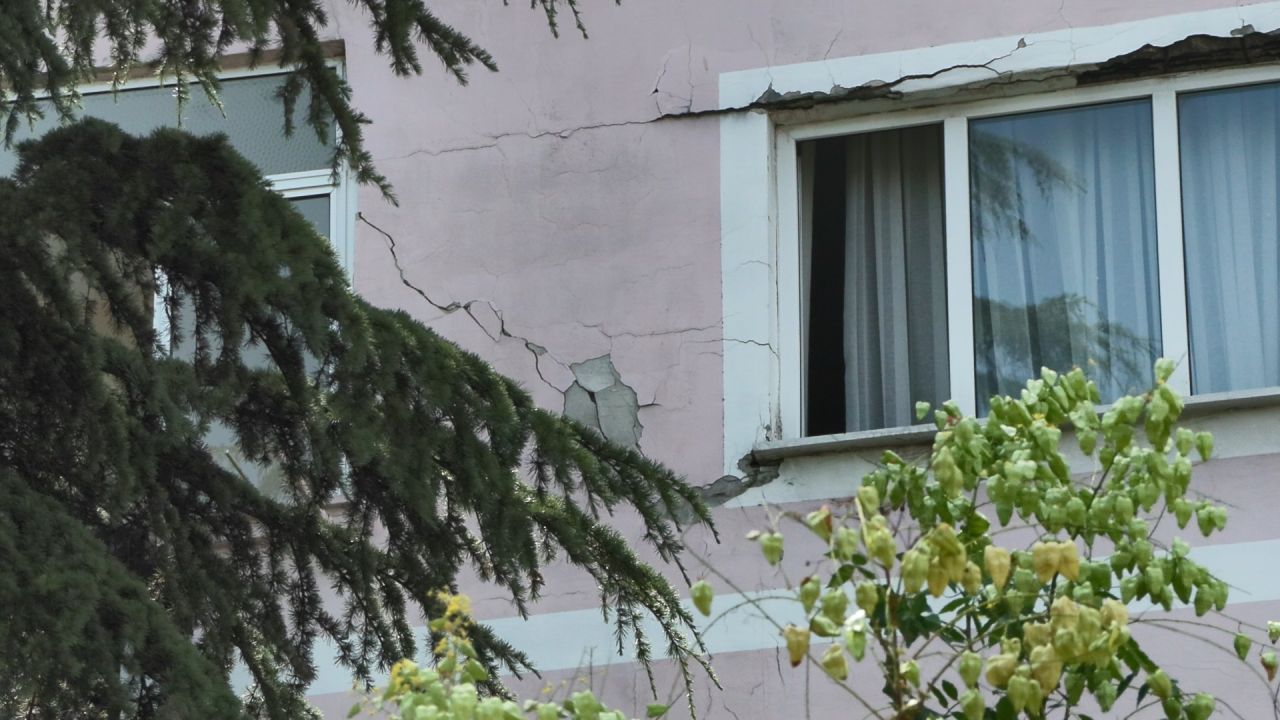 Bahçelievler'de yüzlerce kişinin oturduğu sitede binaların cephesinde çatlak, zemininde boşluk oluştu 8