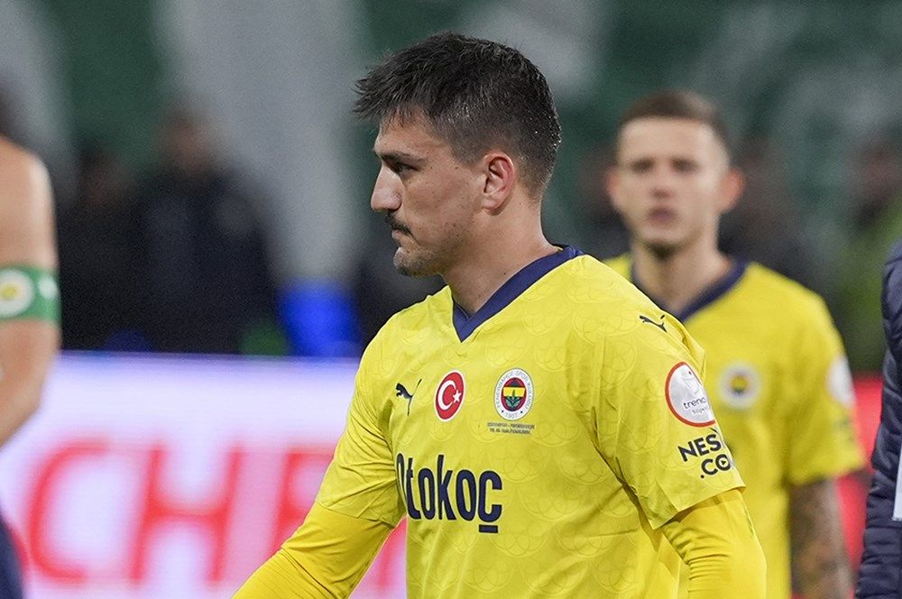 Jose Mourinho'dan ayağının tozuyla şok karar! Fenerbahçe'nin bonservis rekoru kırarak aldığı Milli yıldızı takımda görmek istemediğini yönetime iletti: Kendine kulüp bul! 8