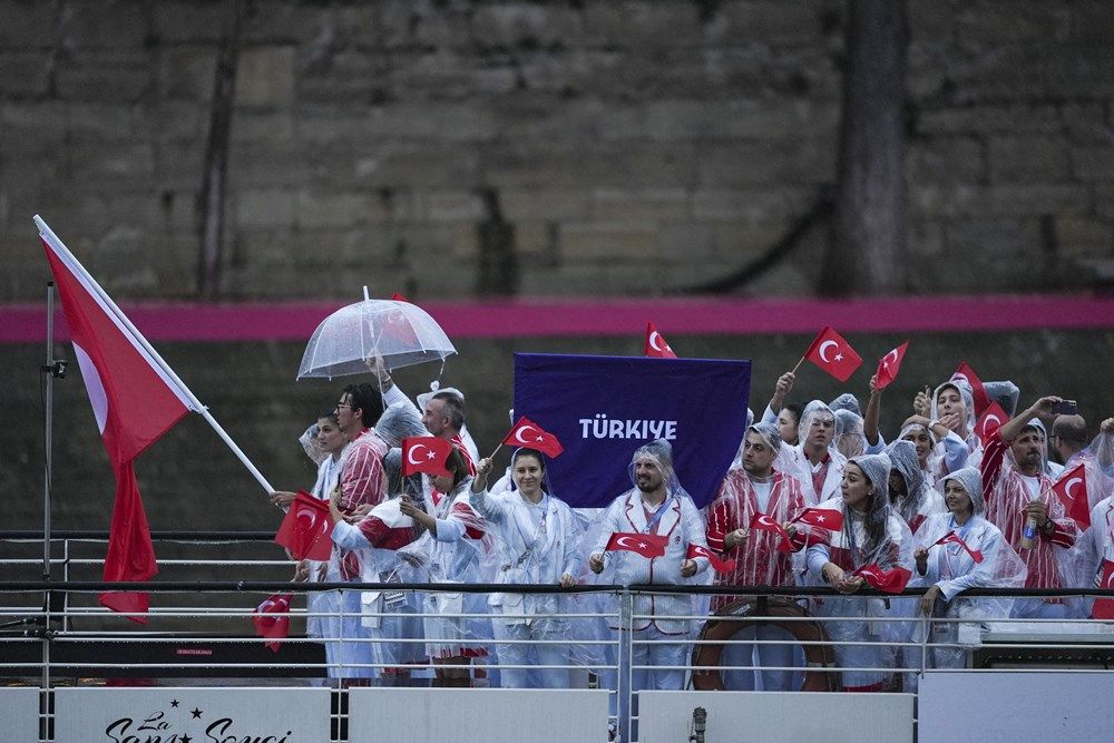 Milliler, 2024 Paris Olimpiyat Oyunları'nın açılışına damga vurdu: İşte Ay-Yıldızlı kafilemiz... 15
