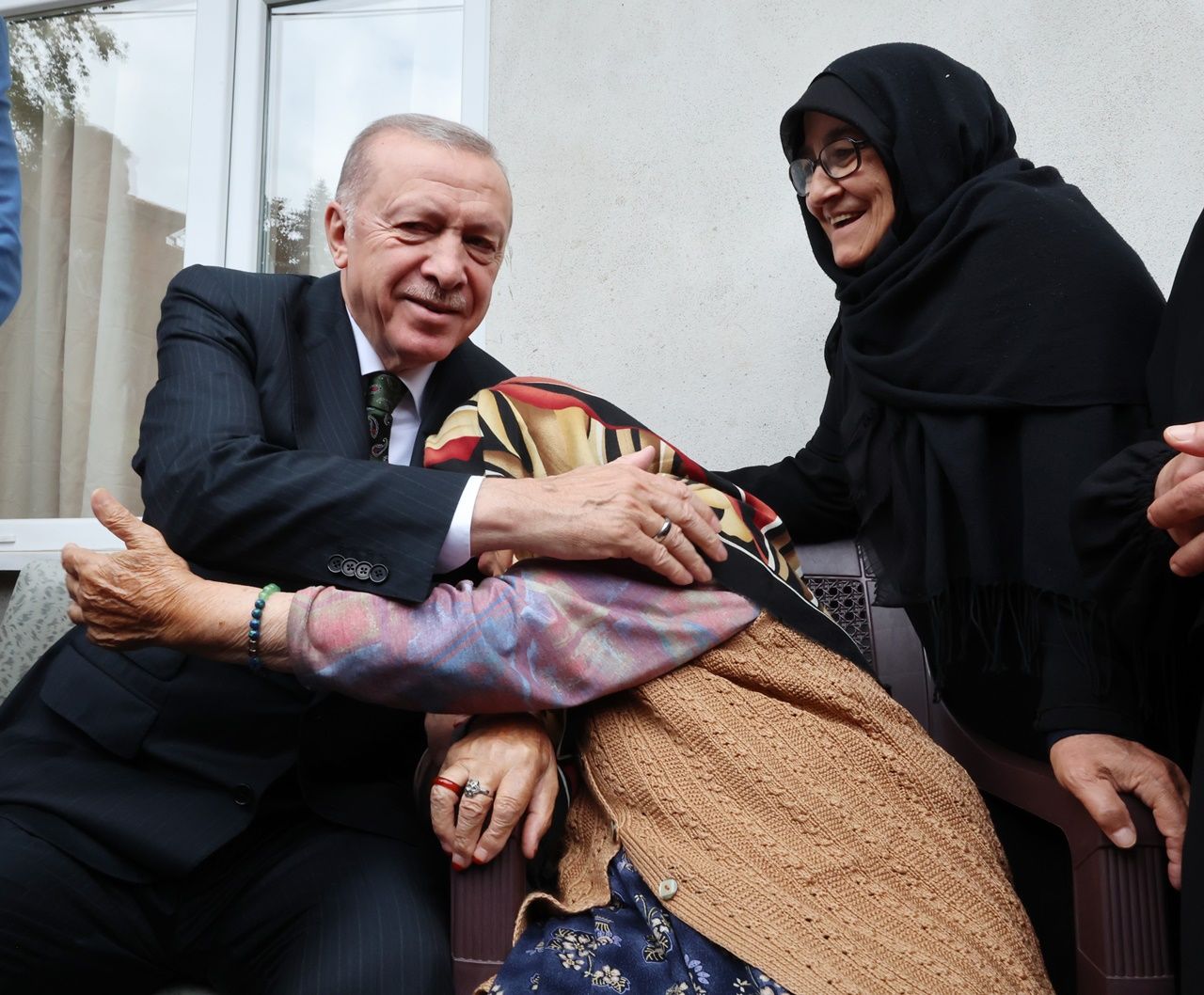 Cumhurbaşkanı Erdoğan, memleketi Rize'de komşularını ziyaret etti! Yaşlı kadının mutluluk gözyaşları dikkat çekti 1