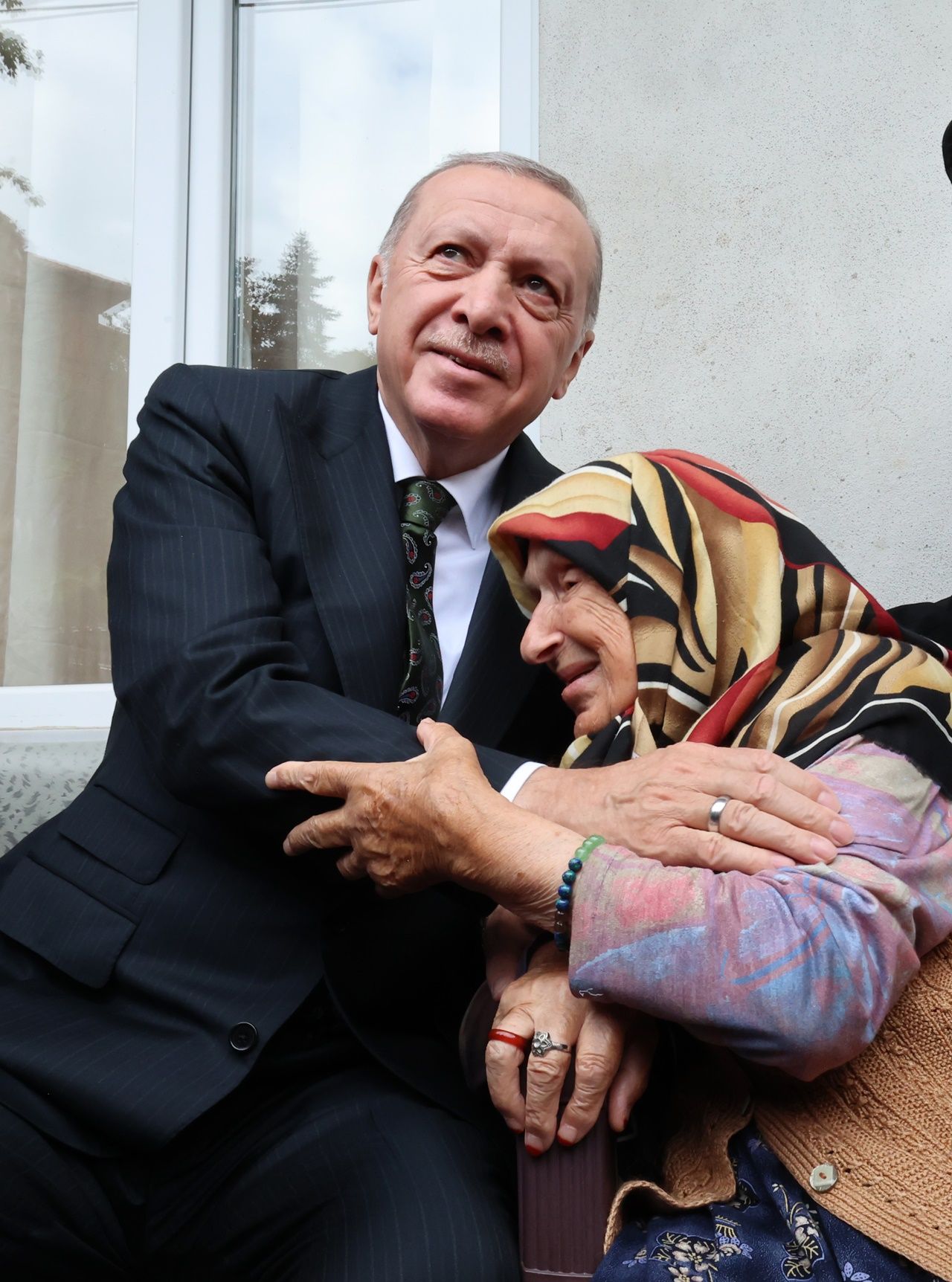 Cumhurbaşkanı Erdoğan, memleketi Rize'de komşularını ziyaret etti! Yaşlı kadının mutluluk gözyaşları dikkat çekti 2
