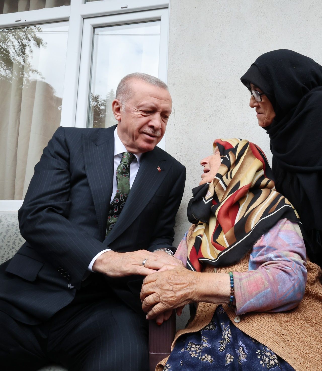 Cumhurbaşkanı Erdoğan, memleketi Rize'de komşularını ziyaret etti! Yaşlı kadının mutluluk gözyaşları dikkat çekti 3