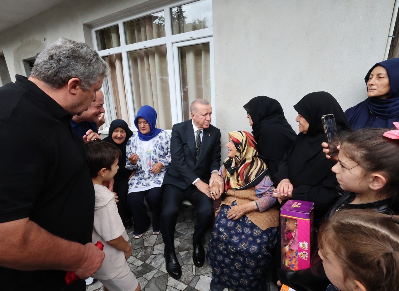 Cumhurbaşkanı Erdoğan, memleketi Rize'de komşularını ziyaret etti! Yaşlı kadının mutluluk gözyaşları dikkat çekti 4