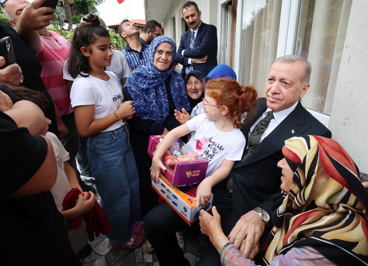 Cumhurbaşkanı Erdoğan, memleketi Rize'de komşularını ziyaret etti! Yaşlı kadının mutluluk gözyaşları dikkat çekti 5