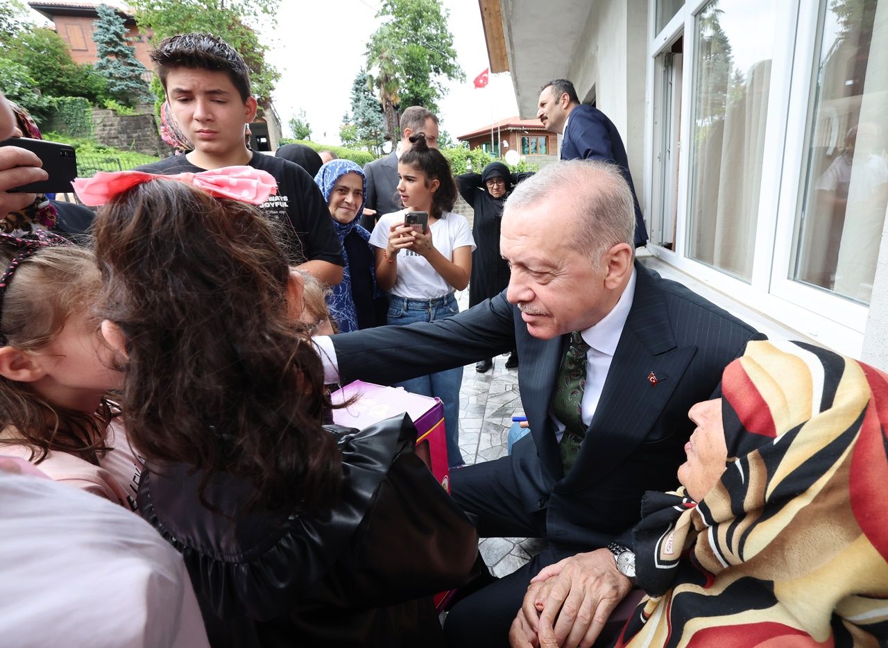 Cumhurbaşkanı Erdoğan, memleketi Rize'de komşularını ziyaret etti! Yaşlı kadının mutluluk gözyaşları dikkat çekti 6