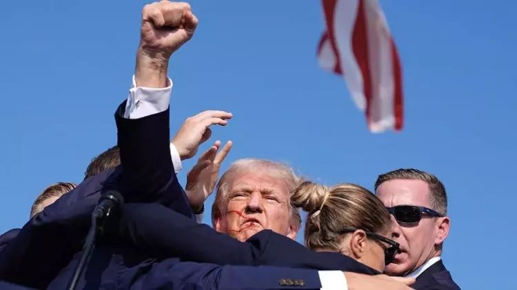 Trump, suikast girişimi sonrası ilk kez bandajsız görüntülendi! Yeni iddialar kafaları karıştırdı... 1