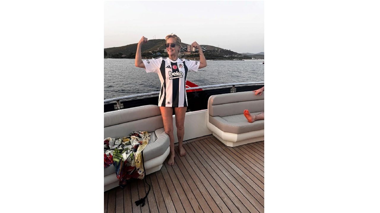 Ünlü oyuncu Sharon Stone'a Beşiktaş forması hediye edildi... 1