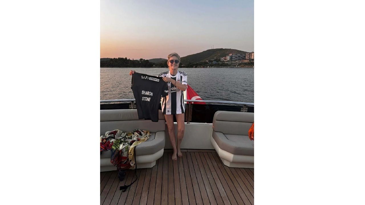 Ünlü oyuncu Sharon Stone'a Beşiktaş forması hediye edildi... 2