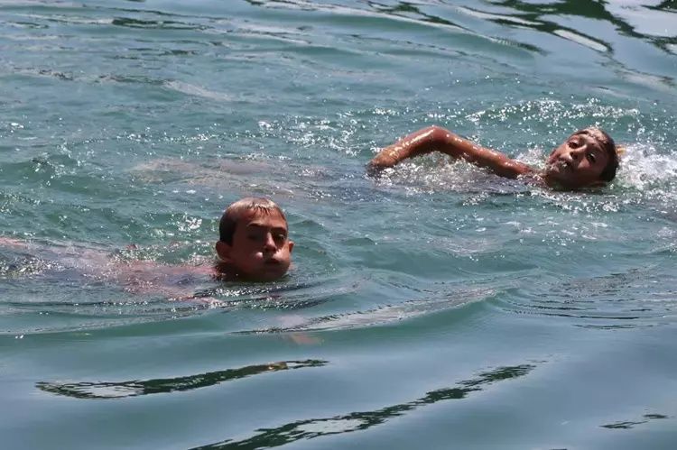 Van Gölü'ne giren esmer çocuklar sarışın oluyor! Nedeni şoke etti... 5